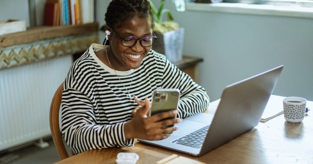 mujer joven leyendo sobre los consejos para elegir el destino ideal para vivir como nómada digital