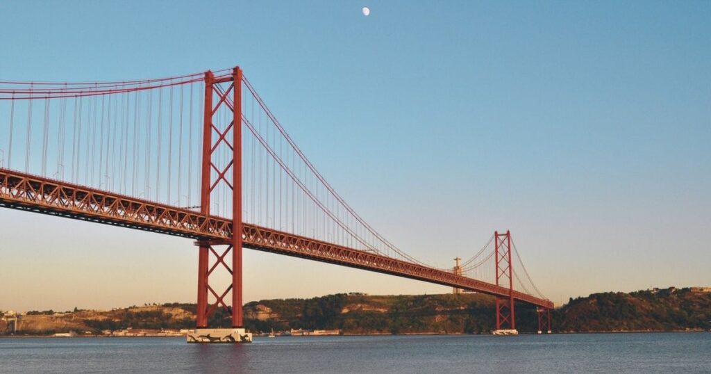 lindo paisaje del puente en Portugal