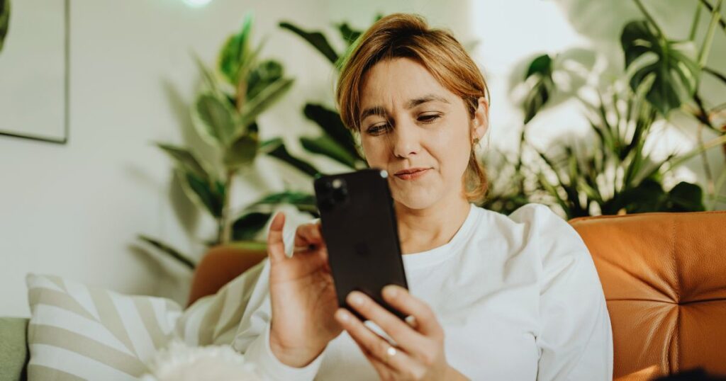mujer solucionando problemas con la transferencia de esim