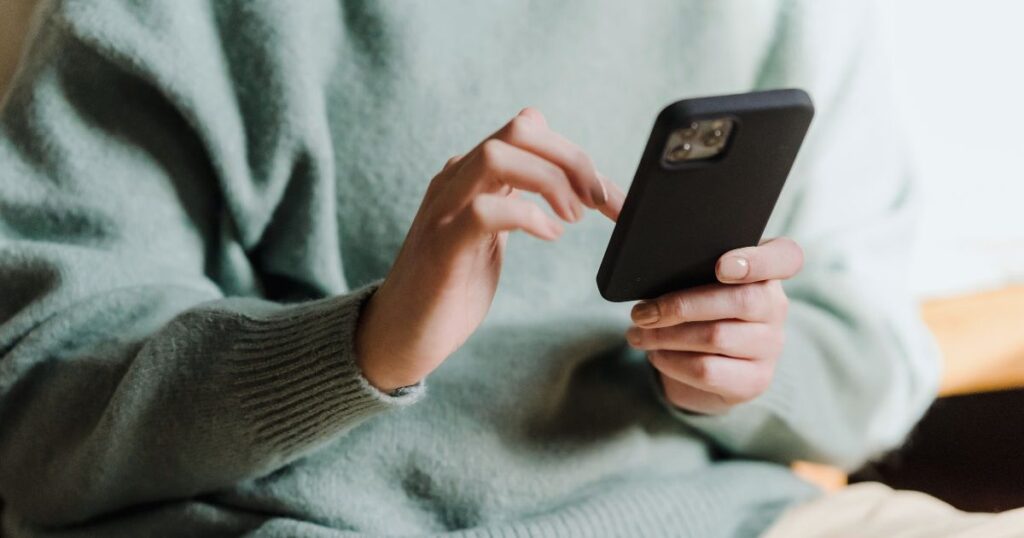 mujer aprendiendo los métodos para transferir una esim