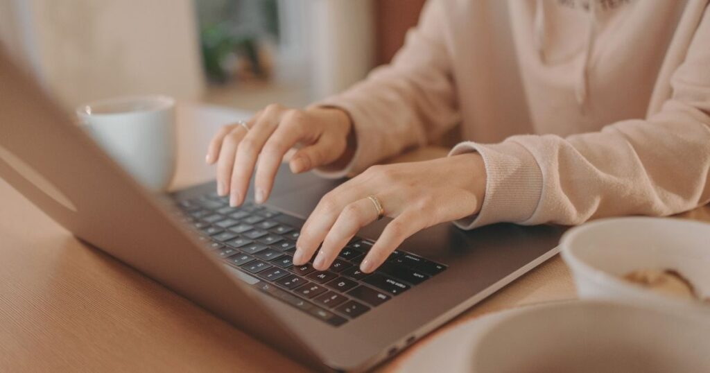 mujer aprendiendo sobre como hacer el cambio de estatus de la visa de trabajo