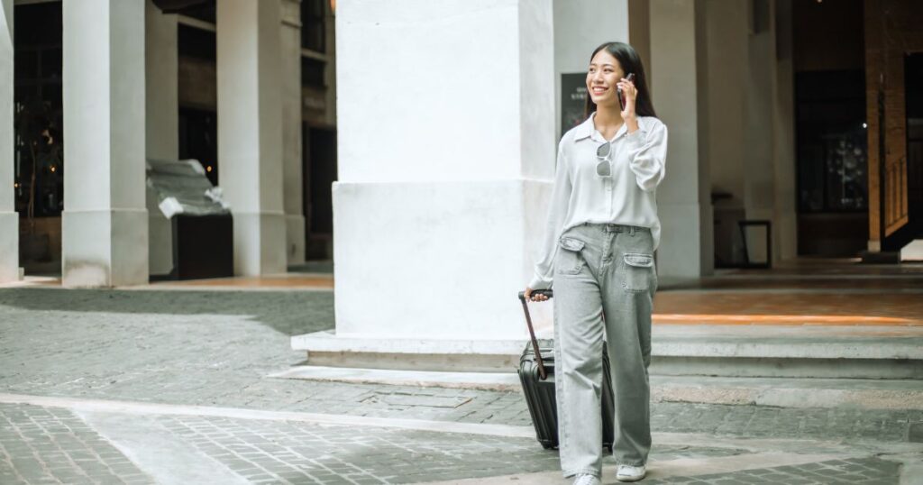 mujer joven viajando y aprovechando la transferencia de su esim en viajes internacionales