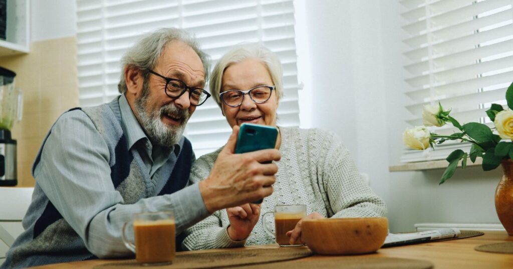 mujer y hombre conociendo las ventajas de transferir el esim entre varios dispositivos