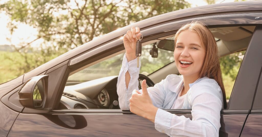 mujer joven conduciendo en Francia
