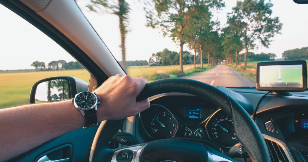 hombre conduciendo en Brasil