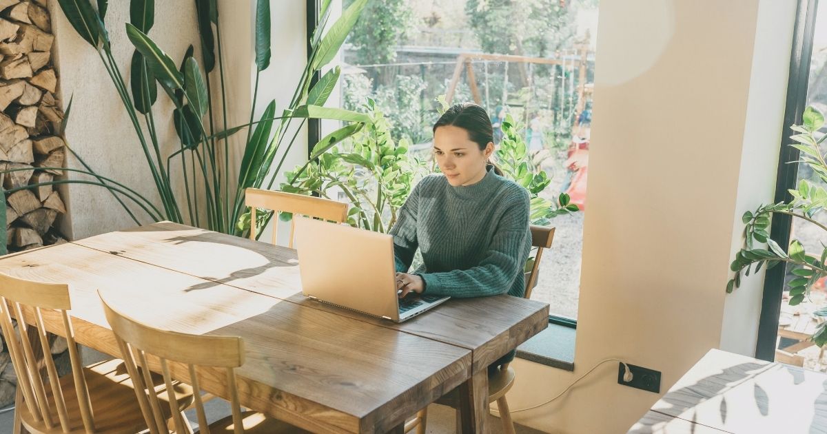 mujer joven trabajando remoto desde Brasil como nomada digital