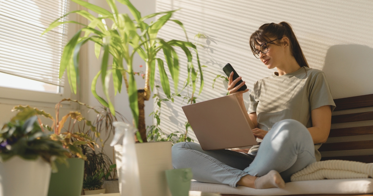 mujer joven utilizando vpn en Brasil