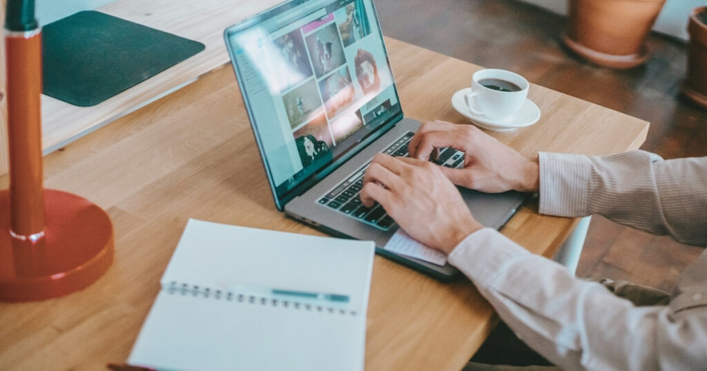hombre navegando en internet con vpn