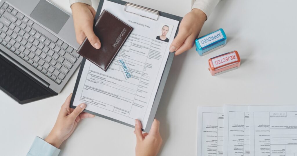 entregando la visa aprobada en Argentina