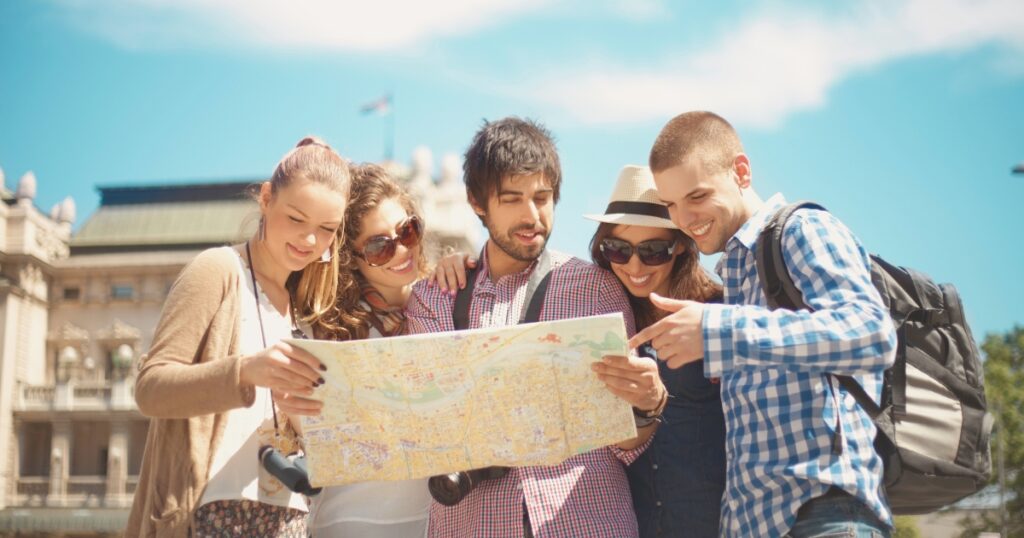 grupo de amigos viajando solos