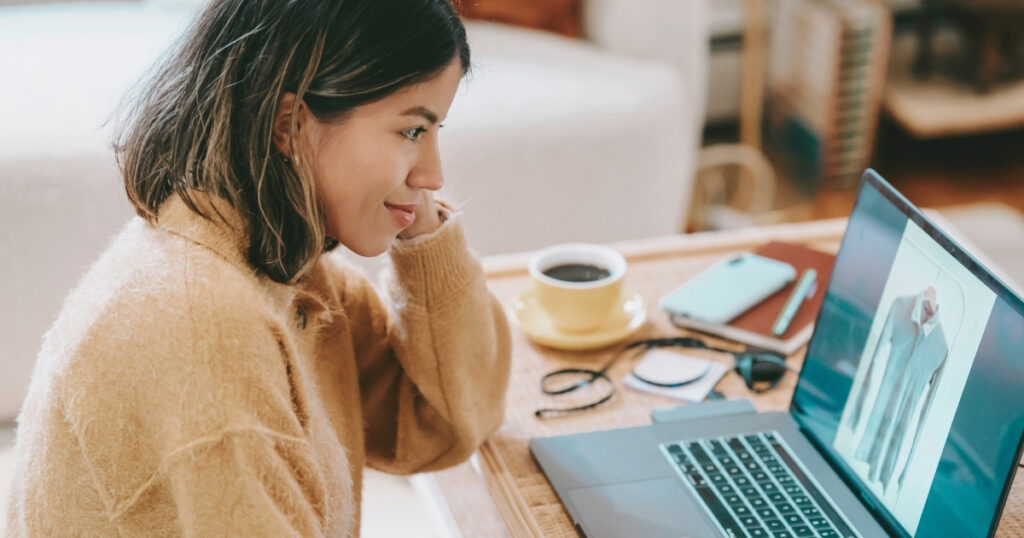 mujer joven trabajando remoto