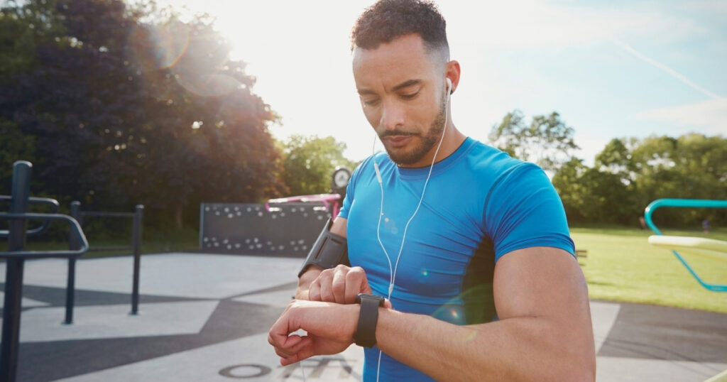 hombre chequeando su esim en el smartwatch
