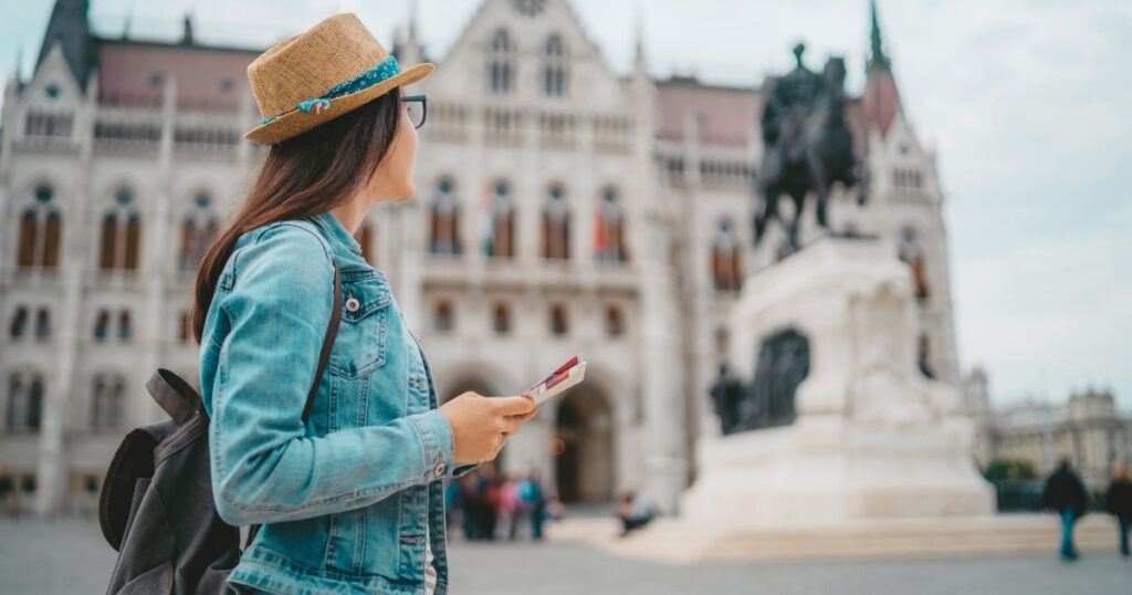 mujer joven paseando por una ciudad en Europa