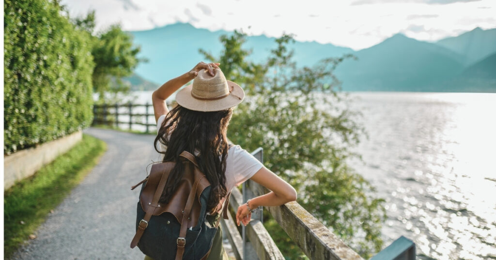 mujer joven viajando sola