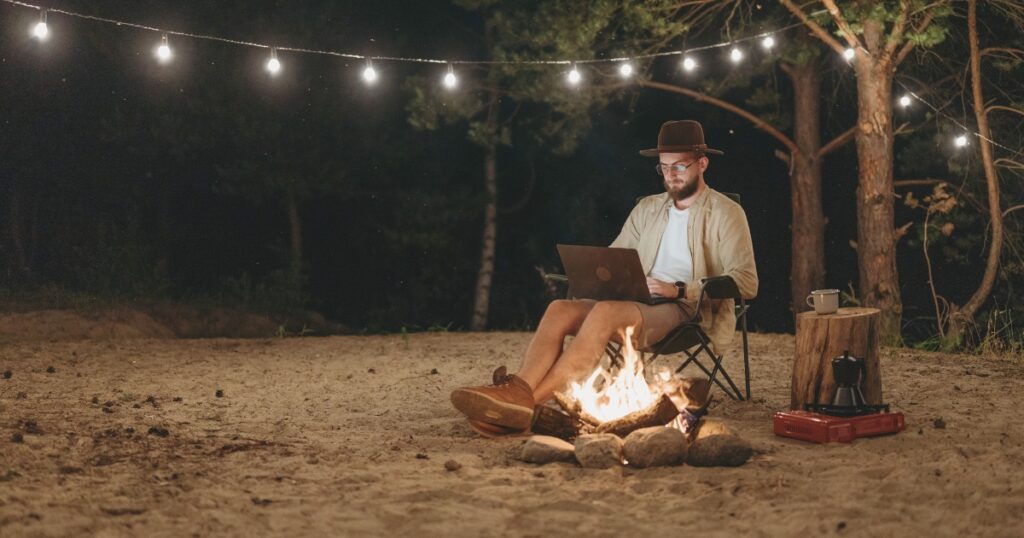 hombre trabajando remoto y optimizando los impuestos