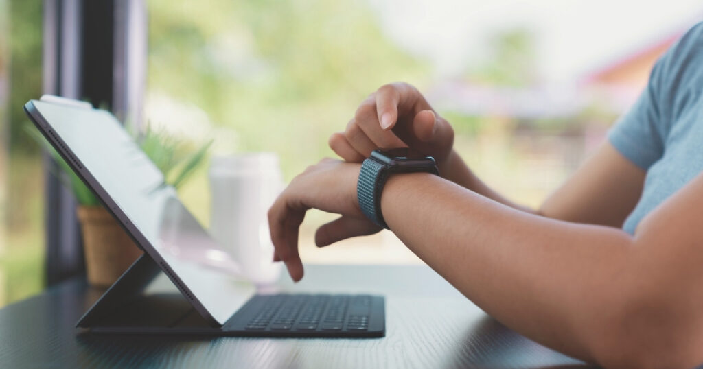 hombre usando un smartwatch