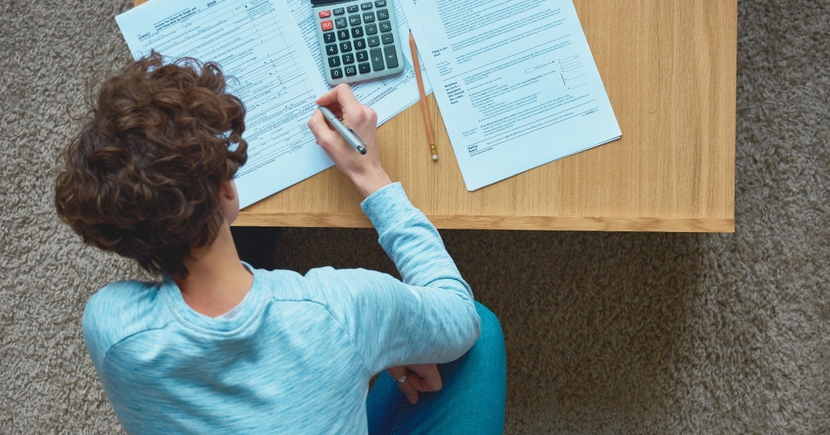joven calculando los impuestos como nomada digital