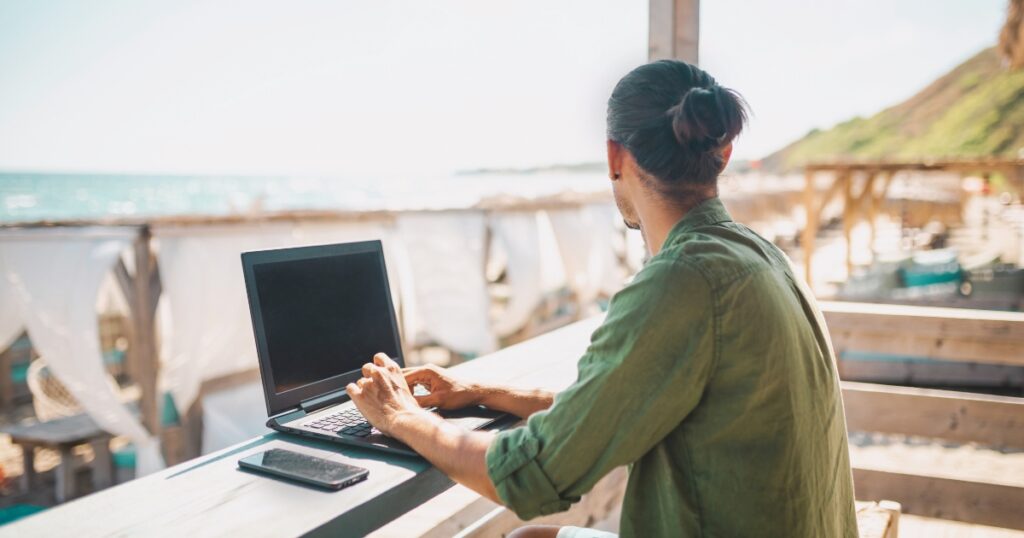 hombre trabajando en remoto con una vpn