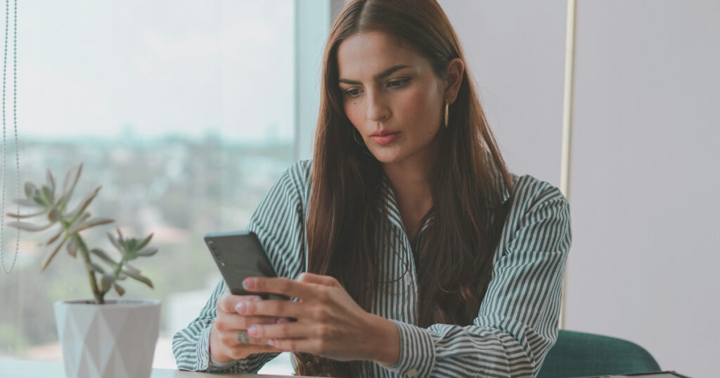 mujer desbloqueando esim en su celular