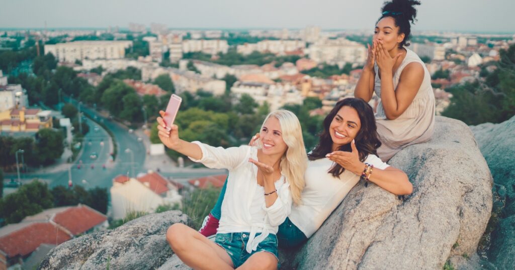 amigas disfrutando juntas en un viaje