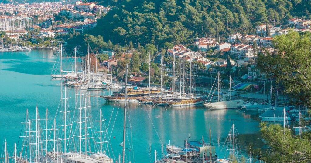 hermoso paisaje de barcos en Turquia