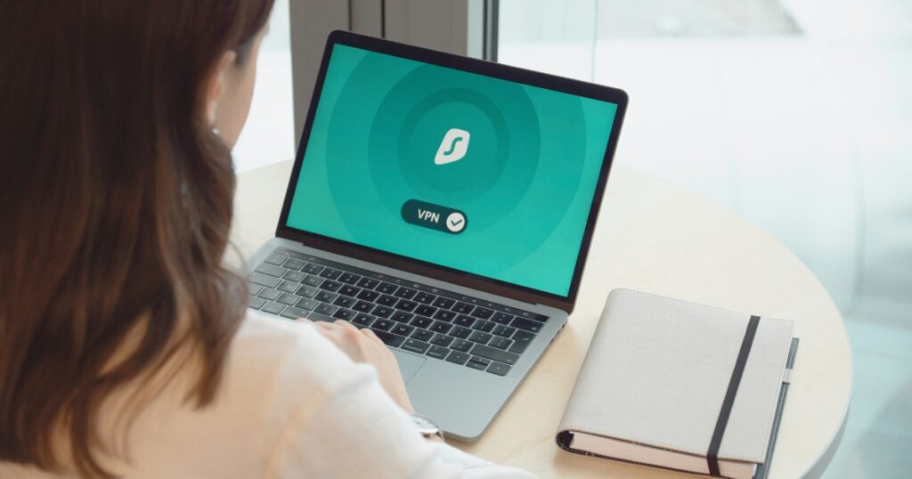 mujer utilizando vpn en su laptop