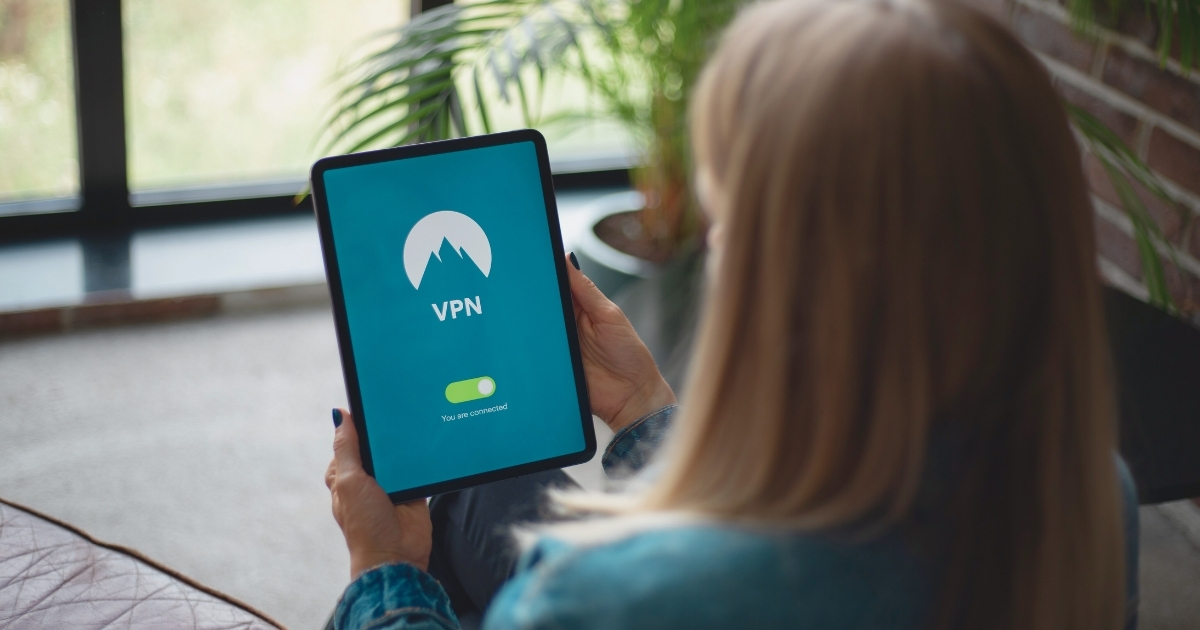 mujer joven utilizando vpn en su tablet