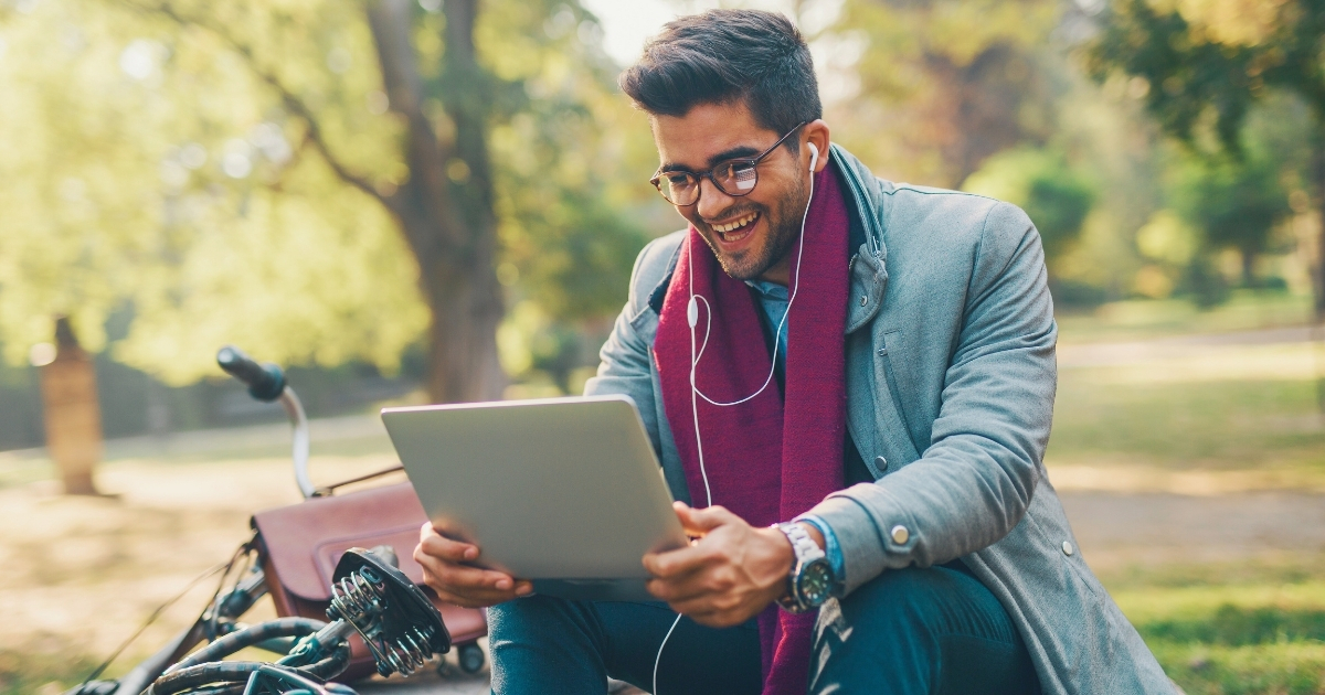 hombre usando internet con una vpn en Argentina