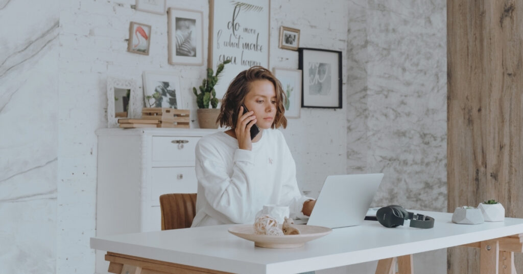 mujer haciendo llamada internacional con Whatsapp
