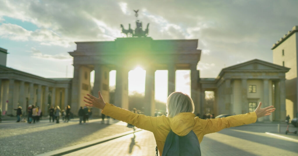 mujer turista en Berlin aprovechando los beneficios de la tarjeta turistica