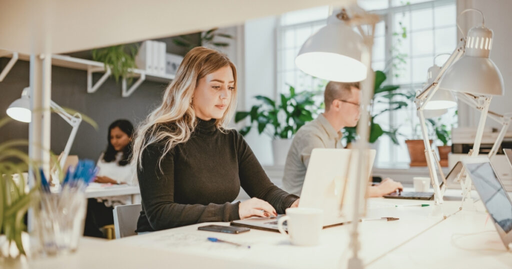 mujer joven trabajando desde un coworking