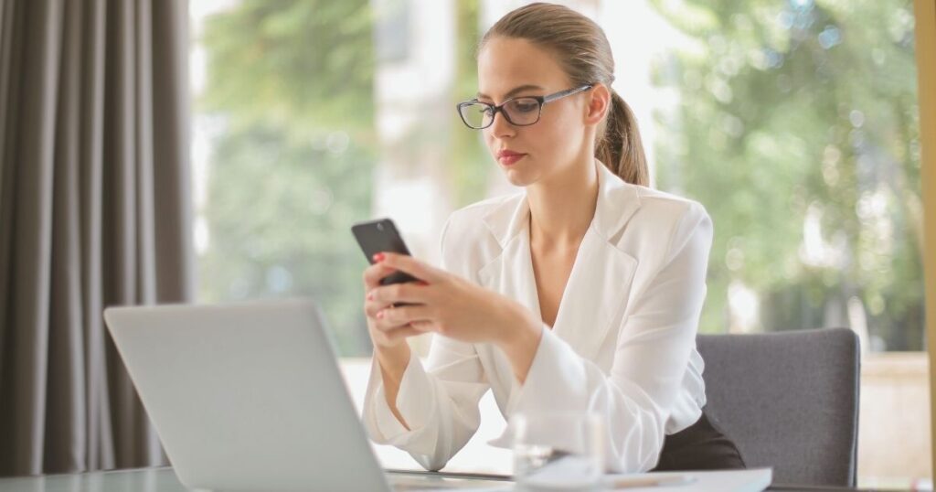 mujer usando la mejor esim en Europa