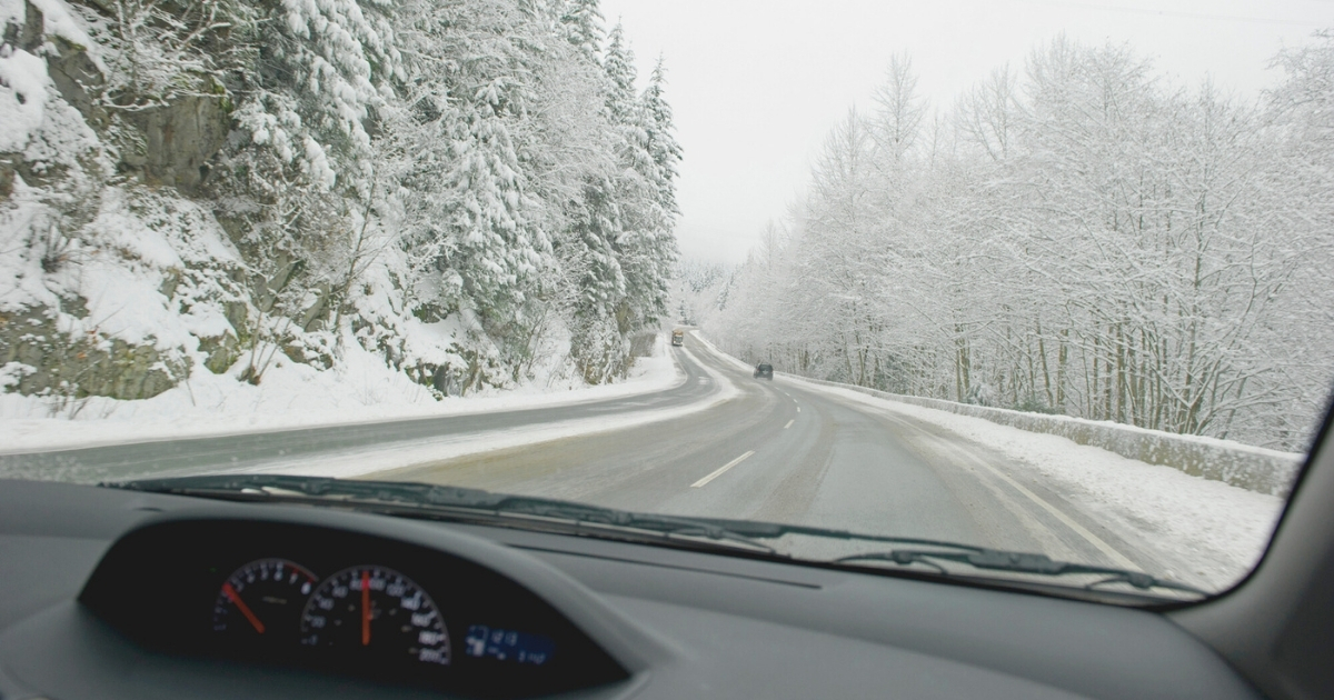 hermoso paisaje al conducir en Canadá con nieve
