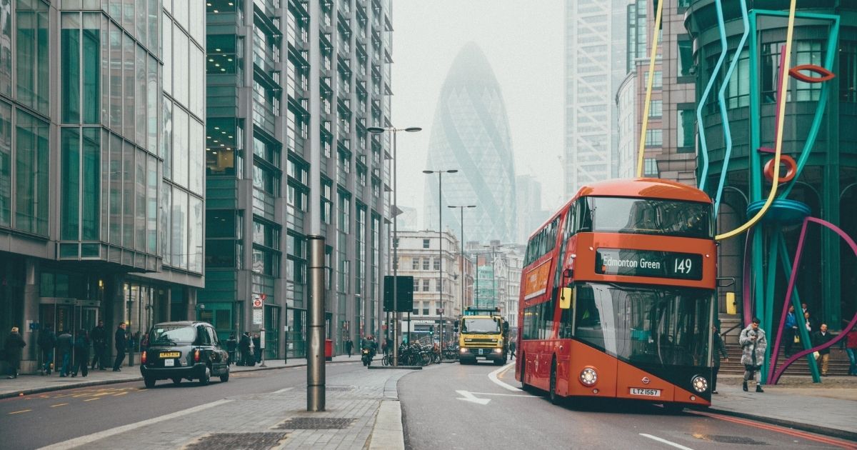 conduciendo un autobus en calle en London
