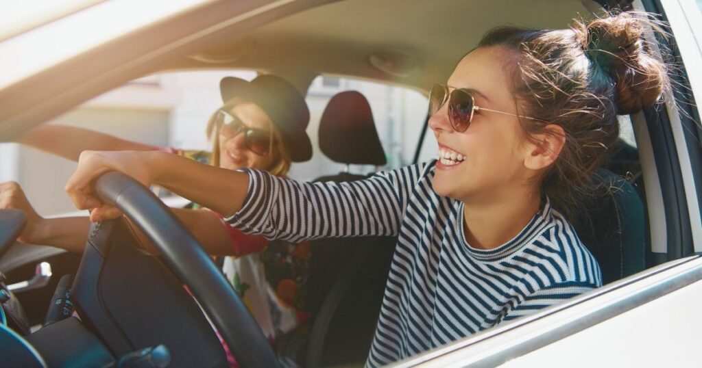 mujer sonriente conduciendo en Reino Unido