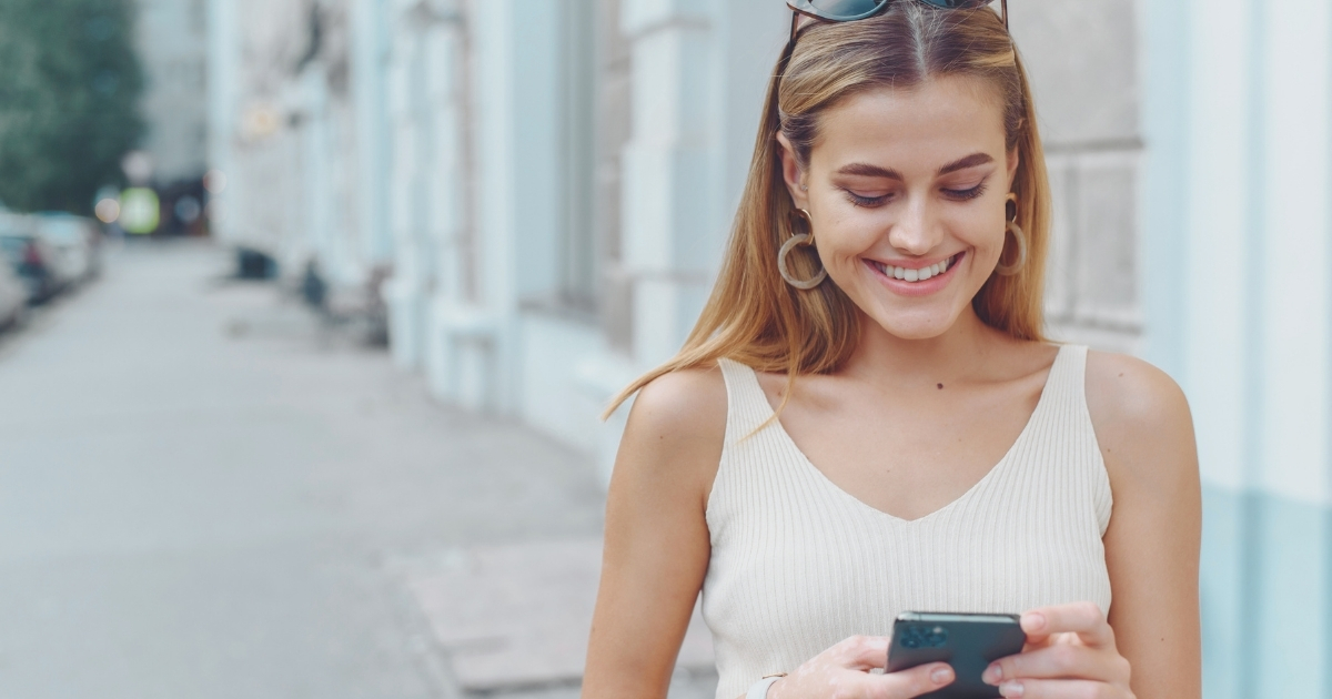 mujer sonriente navegando en internet con la esim