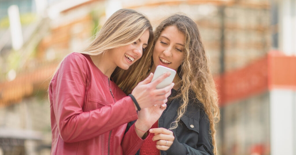 dos mujer navegando en internet con sus esim en sus dispositivos