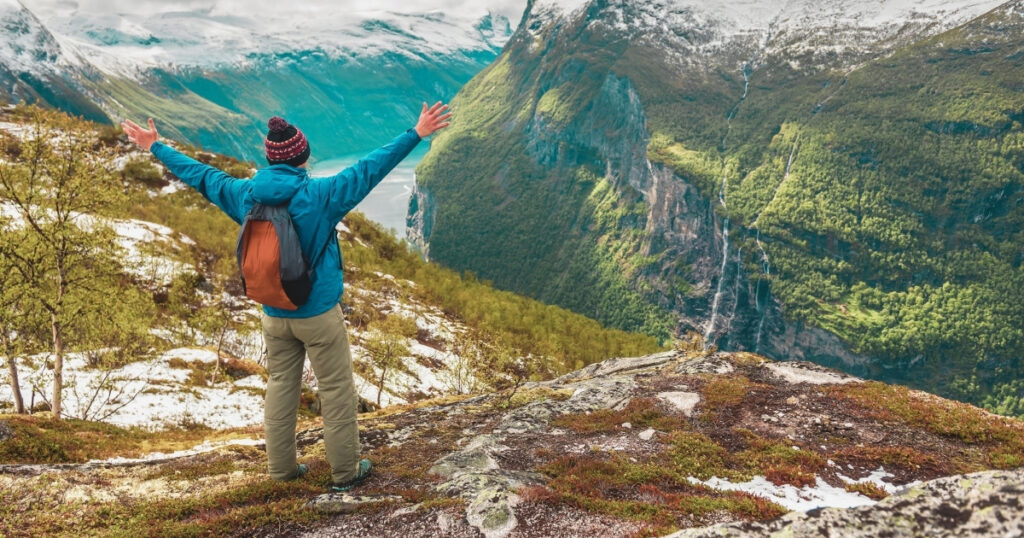 hombre haciendo recorrido por las montañas en un viajae a un país nordico