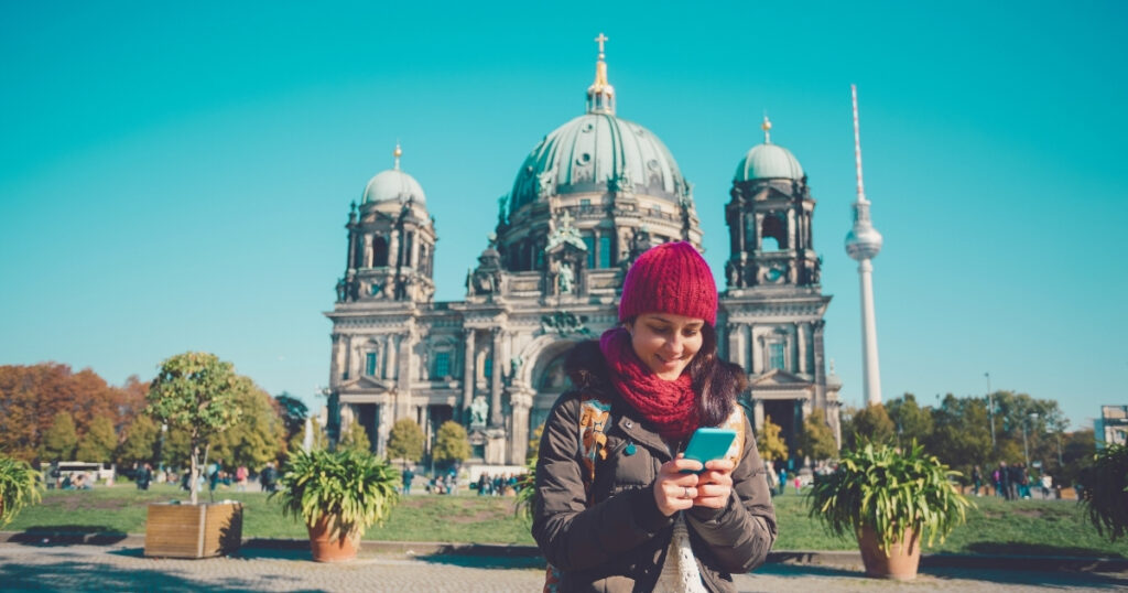 mujer turista en Berlin usando el celular