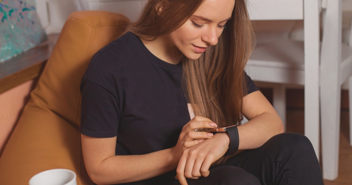 young traveler woman using an esim smartwatch