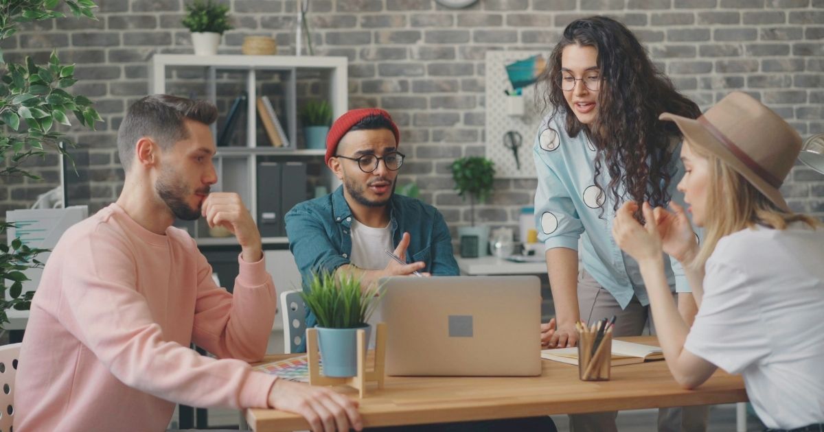 personas trabajando desde un coworking en Paris