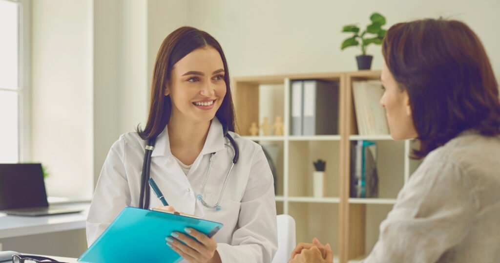 doctora atendiendo atraves del seguro de viaje a Estados Unidos
