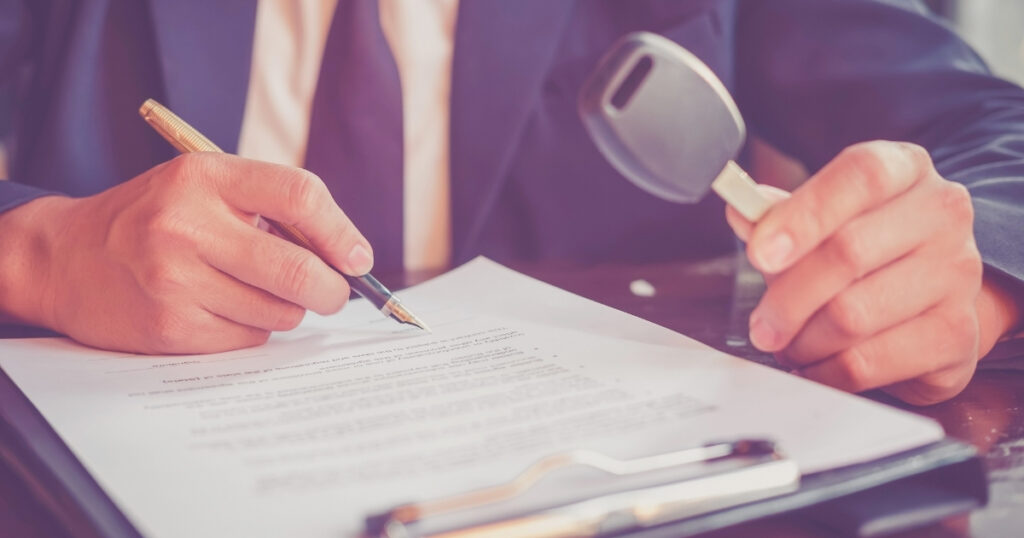man signing the rental car contract in Canadá