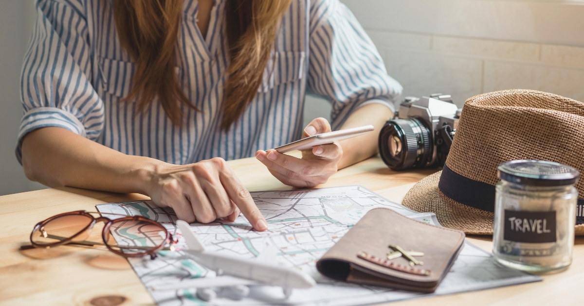 mujer utilizando los mejores apps para viajar