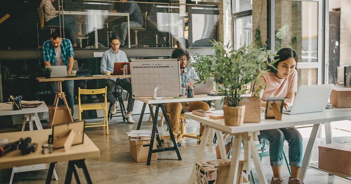 trabajadores remotos disfrutando de un buen coworking