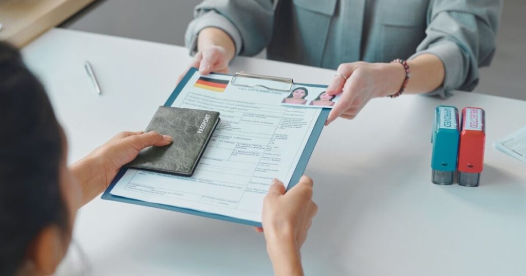 persona solicitando la visa de trabajo en Indonesia