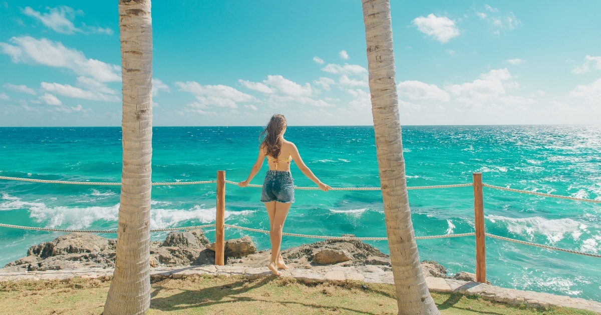 mujer disfrutando de la playa en Mexico