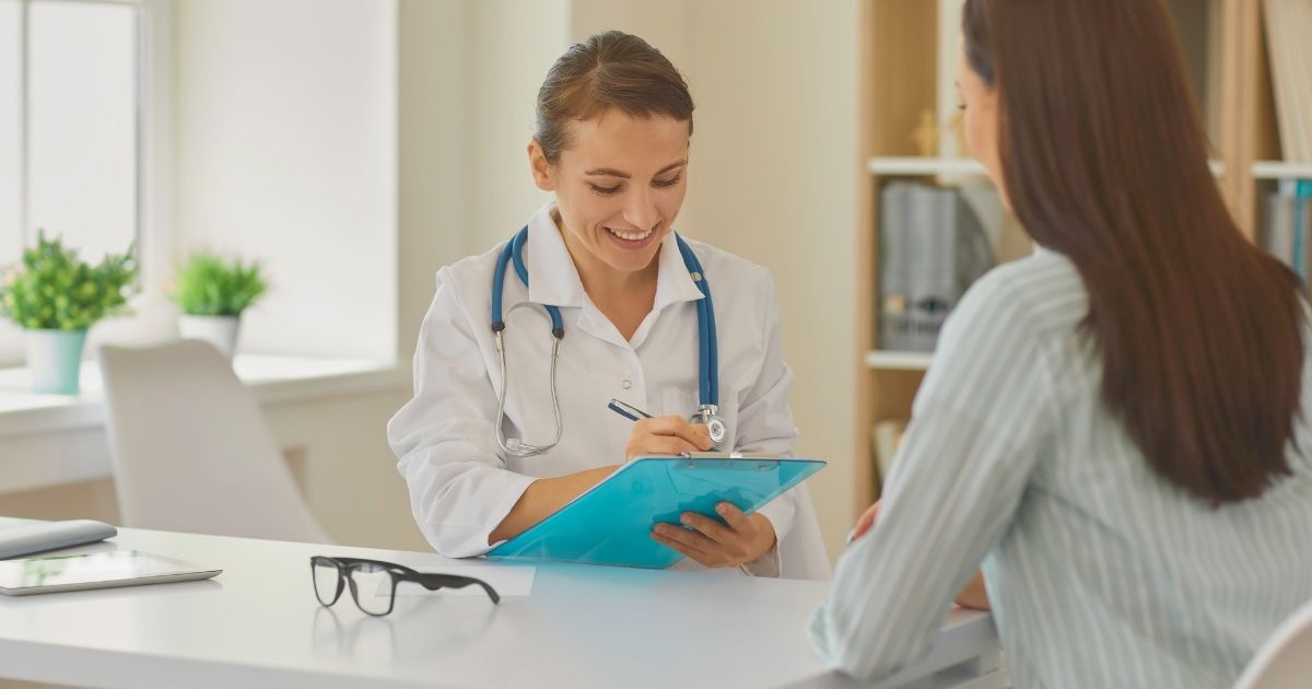 doctora atendiendo en Reino Unido através del seguro médico