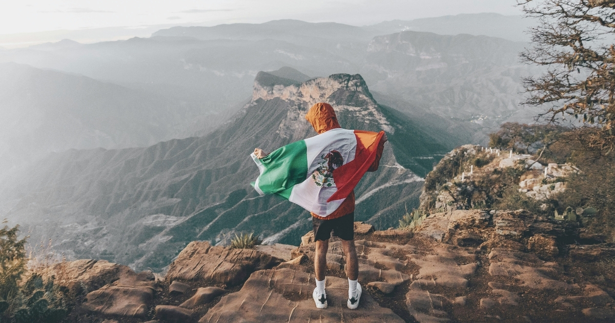 joven explorando los bellos paisajes en Mexico con la tarjeta de turista