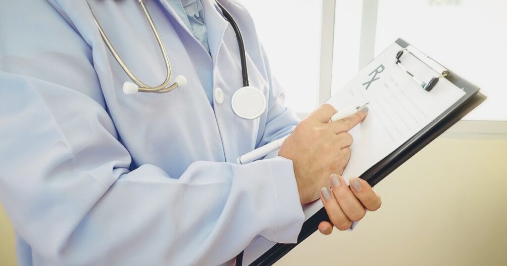 doctora con pedido médico en Reino Unido